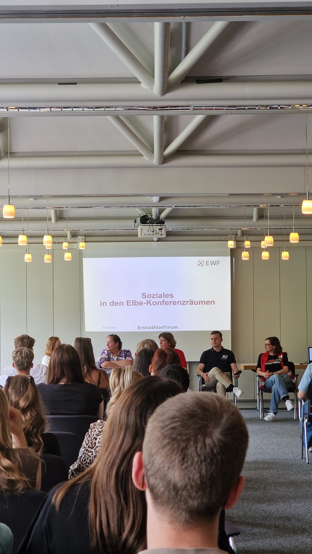 Blick über die Sitzreihen auf die Gesprächsrunde zum Thema Schule.