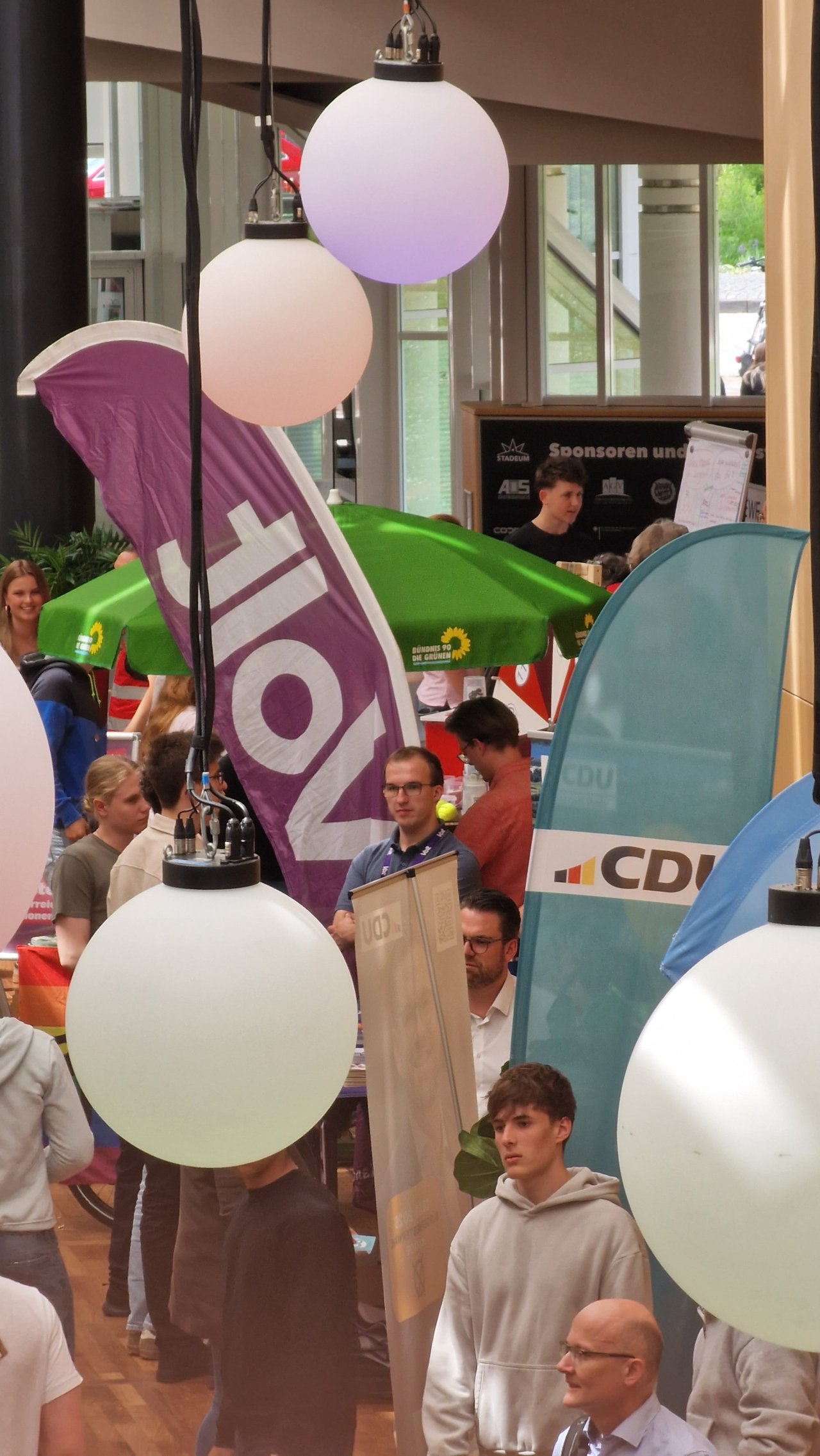 Informationsstände und Ballons im Foyer des Erstwählerforums.
