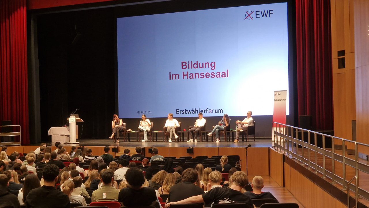 Podium zum Thema Bildung im Hansesaal mit Rednerpult und Publikum.