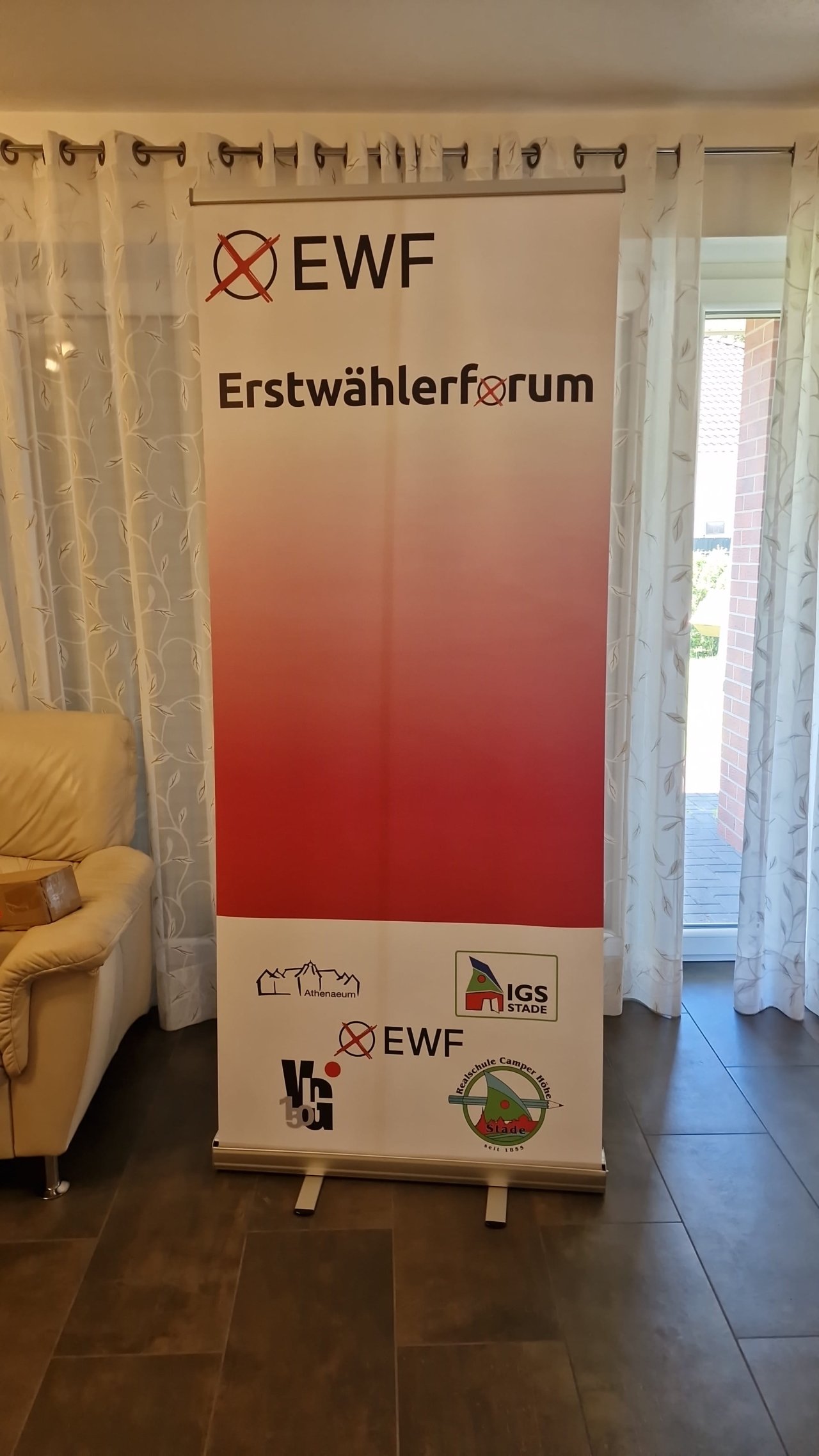 Roll-up-Banner des Erstwählerforums mit Logos im unteren Bereich.