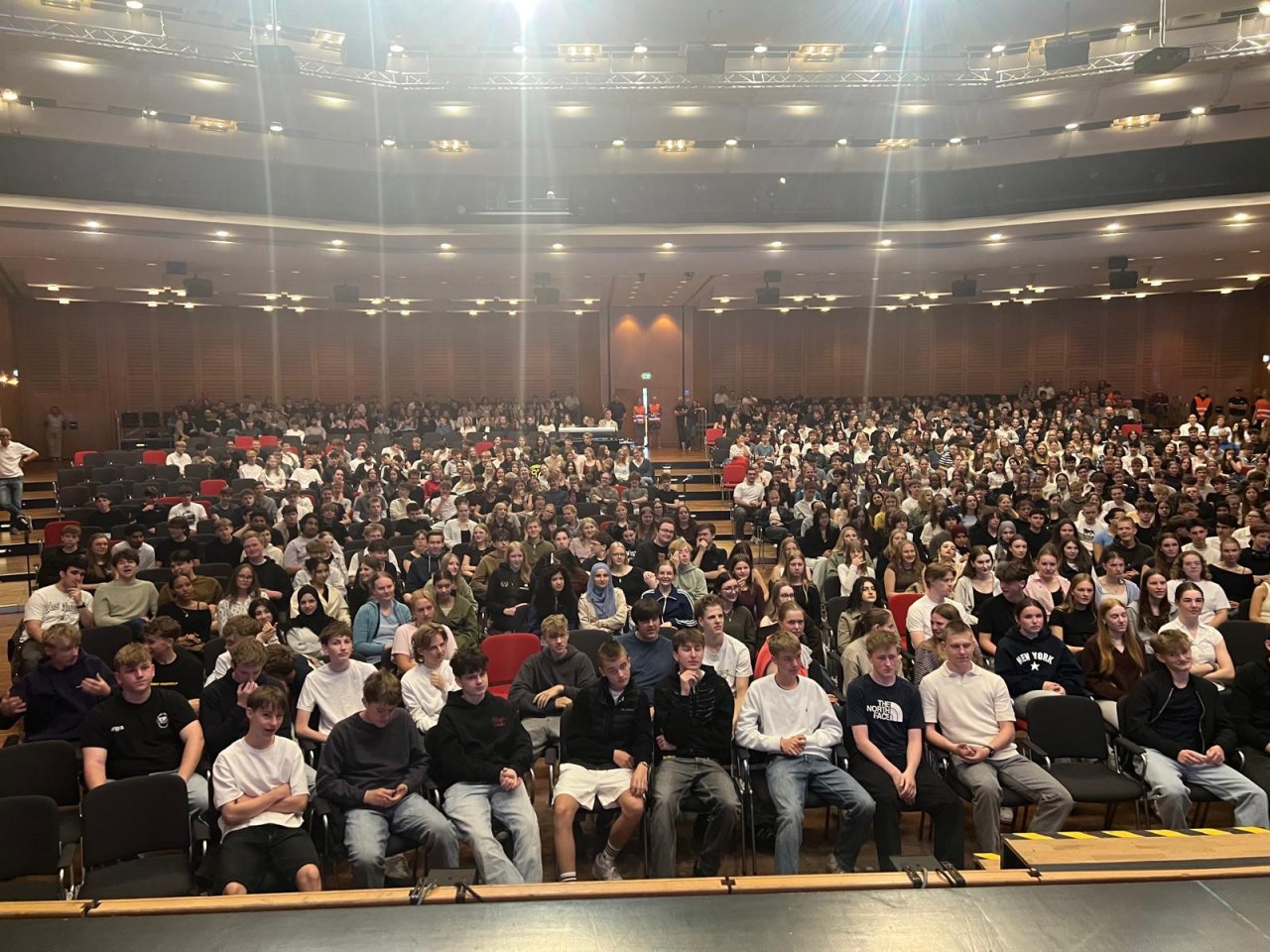 Blick von der Bühne auf das Publikum im großen Saal.