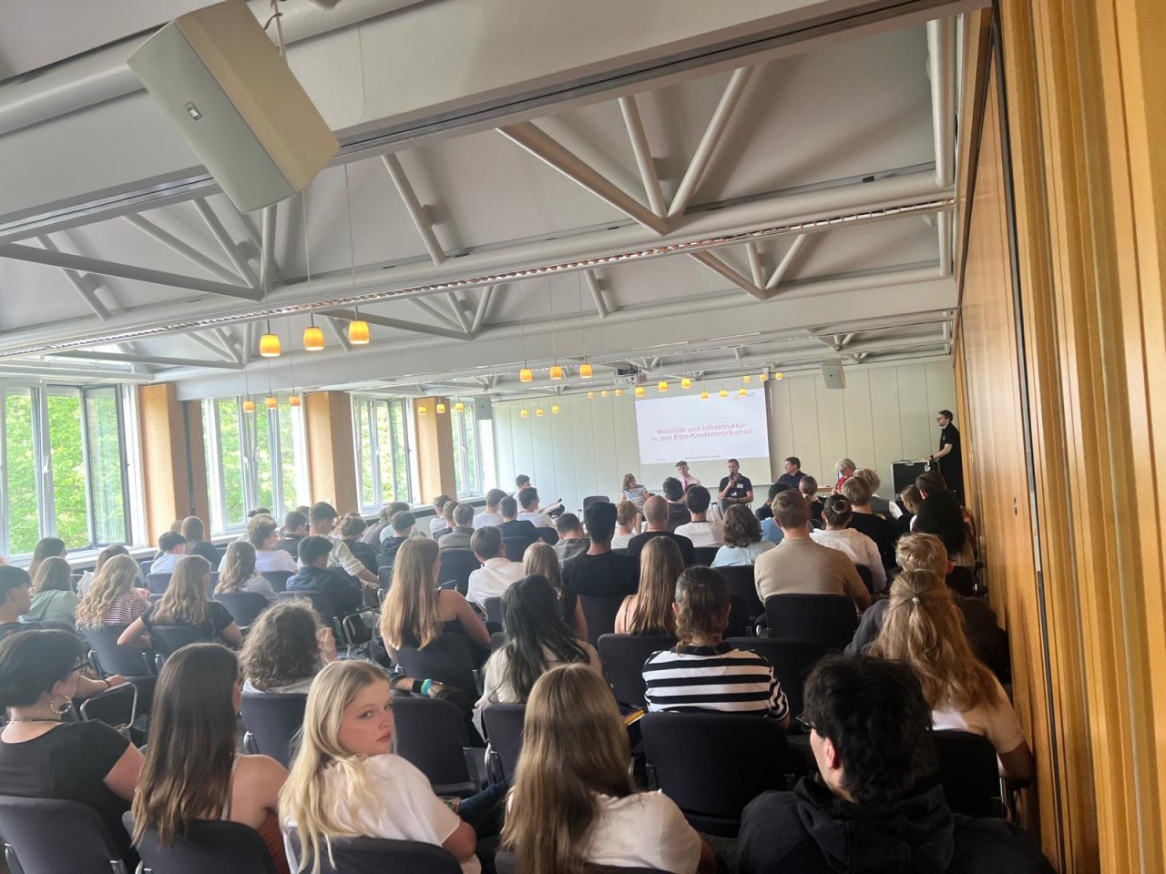 Gesprächsrunde vor dem Publikum im hellen Nebenraum.