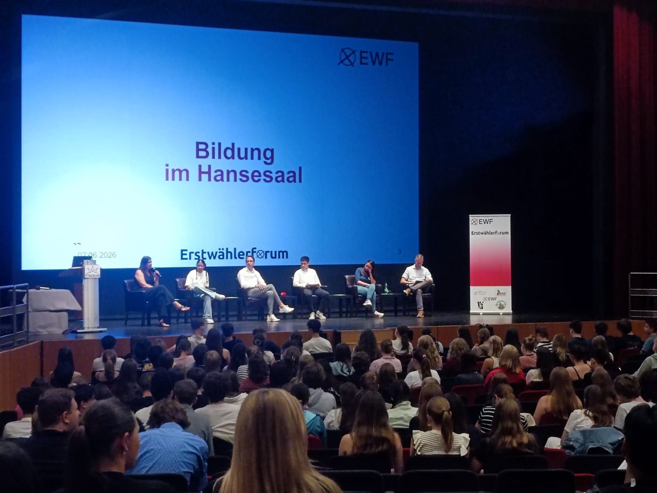 Blick auf das Bildungspodium und das Publikum im Hansesaal.