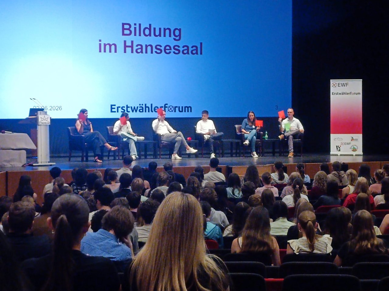 Podiumsgespräch zum Thema Bildung im Hansesaal vor gefüllten Sitzreihen.