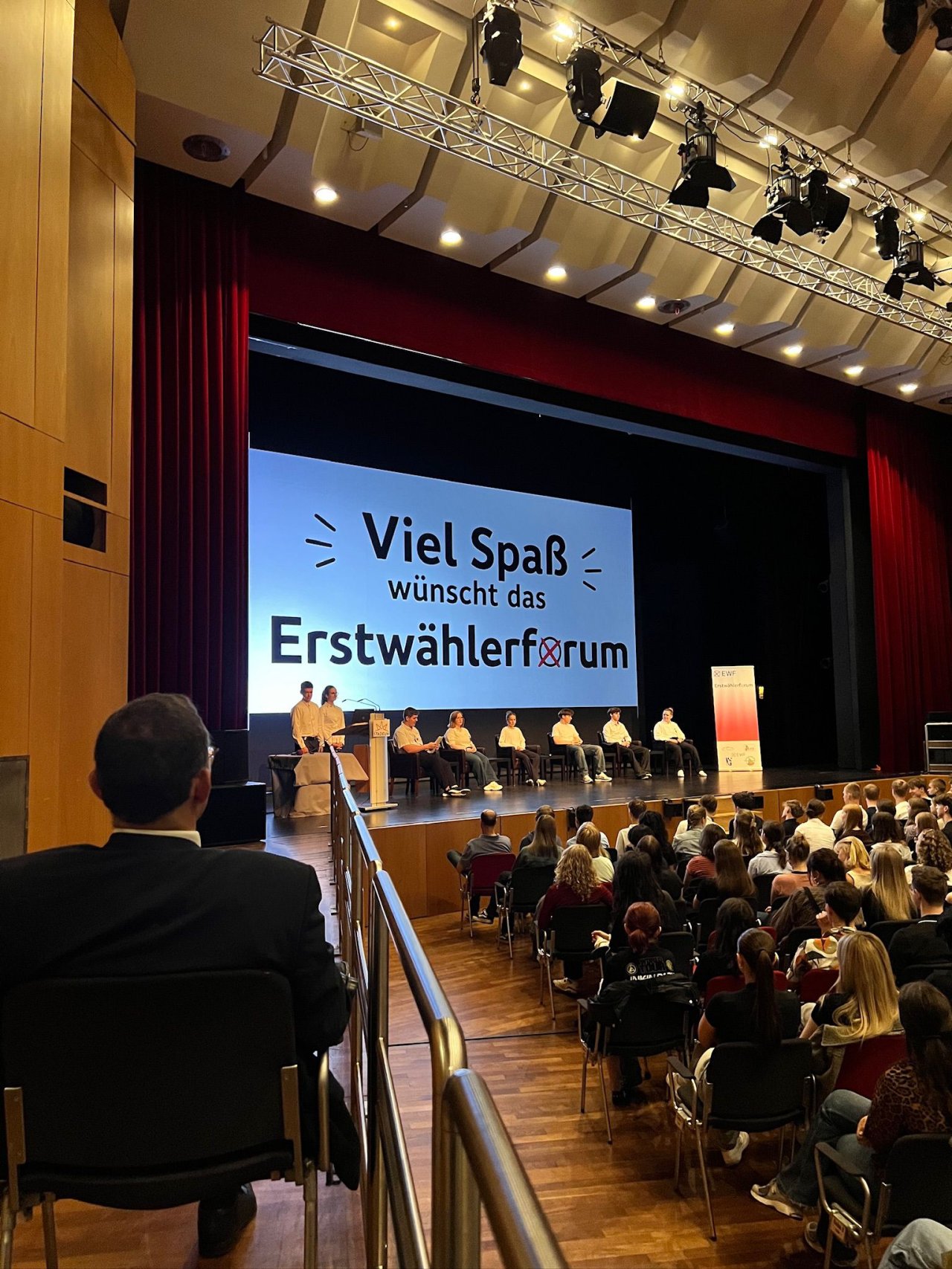 Blick aus dem Publikum auf die Bühne des Erstwählerforums.